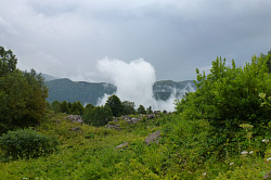 Пейзаж в горах на тур маршруте 30 через горы к морю