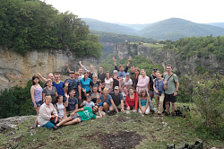 Туристы в горах на скале, маршрут 30 через горы к морю тур поход