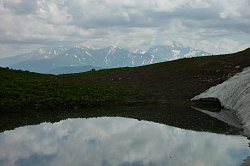 Пейзаж в горах с водой, маршрут 30 через горы к морю поход