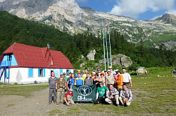 Туристы маршрута Знаменитая Тридцатка - легендарный маршрут 30 любители оздоровительного отдыха и туризма на природе в горах.