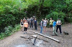 Отдых туристов на природе в горах Адыгеи, маршрут 30