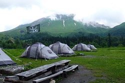 Туристический горный лагерь в походе через горы к морю маршрут 30