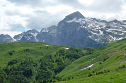Пейзаж гор в июне, маршрут 30 через горы к морю поход