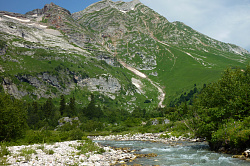 Пейзаж - река на фон гор, маршрут 30 через горы к морю поход