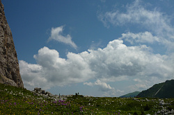 Пейзаж с отвесной скалой, маршрут 30 через горы к морю поход