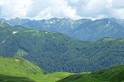 Этот гористый пейзаж открывается с туристического маршрута Знаменитой Тридцатки - легендарный маршрут 30 в южных горах России.