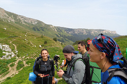 Туристы с рюкзаками, поход 30 маршрут через горы к морю