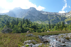 Горная ручей, маршрут 30 через горы к морю пеший тур поход Адыгея