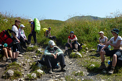 Туристический привал в походе, маршрут 30 через горы к морю