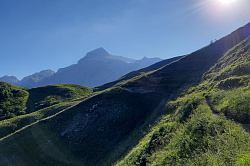 Август, горная тропа, маршрут 30 через горы к морю тур поход