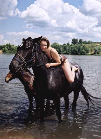 Девушка в купальнике на лошади